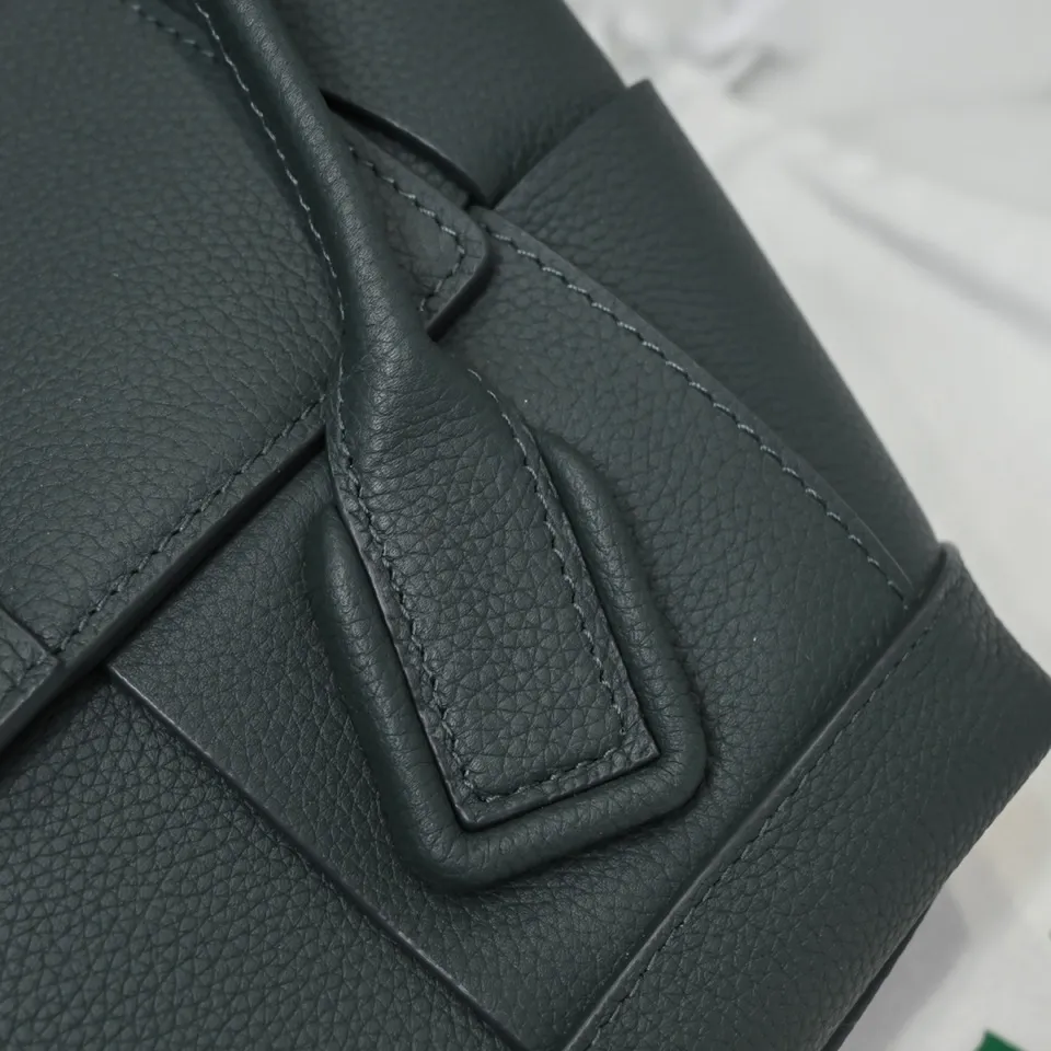 Bottega Veneta [Love] Arco medium 🖤 pebbled pattern size: bag opening 33, bag body 22*6*20 BV’s most classic elements, showing the uniqueness of art, maintaining fresh fashion radiance, high-end design, more fashionable, effortlessly bringing out the soul of the bag, easy to wear and large capacity, don’t worry about things, it is definitely enough to hold! Model【6683#】
